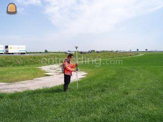 Landmeter met apparatuur Omgeving Rotterdam