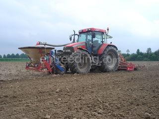 Tractor + zaaimachine Omgeving Steenbergen