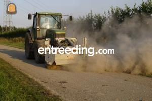 Tractor met rolbezem