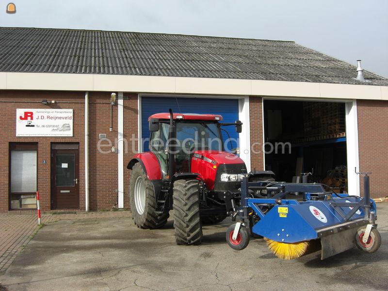 Case 140 met veegmachine.