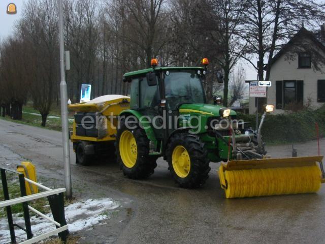 John Deere 5820 met zoutstrooier