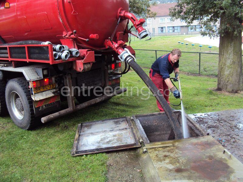 Vrachtwagen met zuigunit