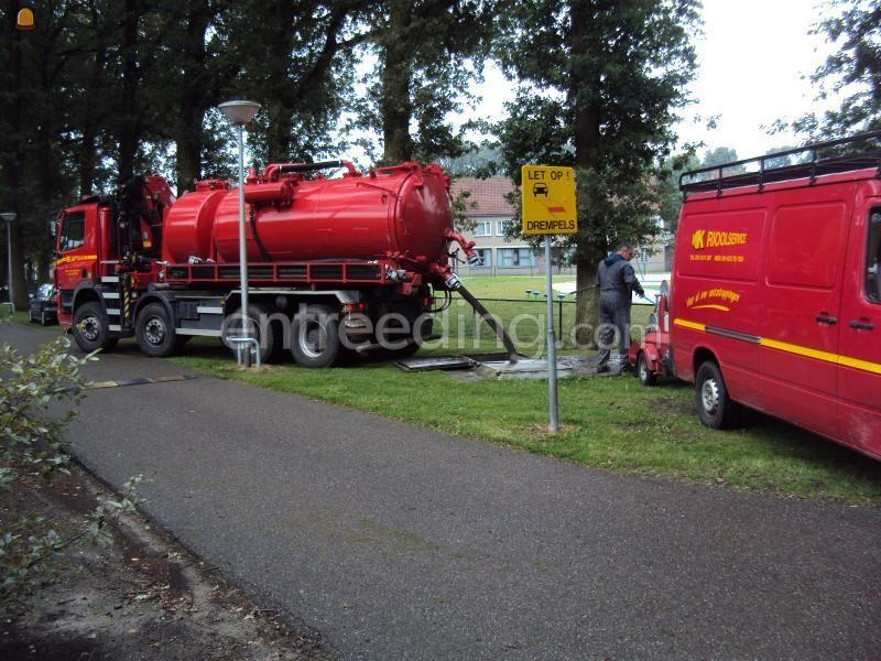 Vrachtwagen met zuigunit