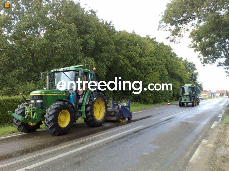 Trekker met hydraulische veegborstel