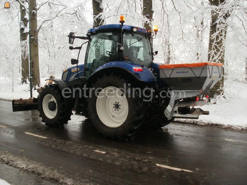Zoutstooier en sneeuschuif met trekker