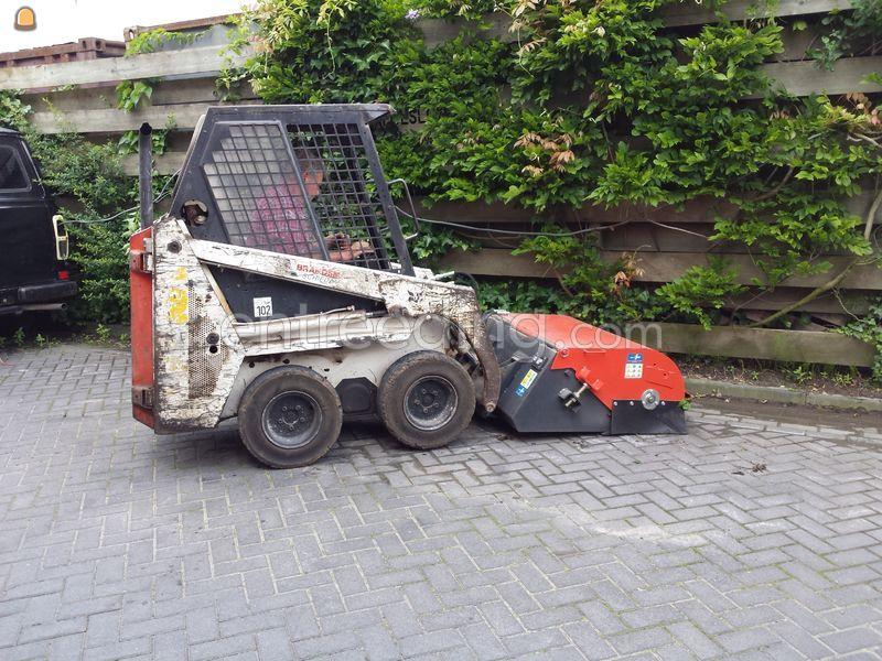 Bobcat met veegbezem en opvangbak