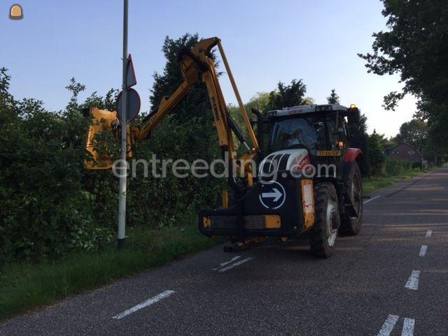 Tractor met armmaaier
