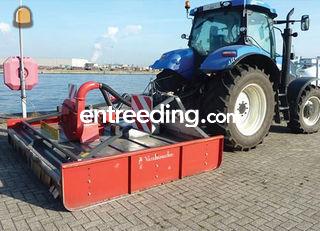 tractor met onkruidborste... Omgeving Dendermonde, Berlare, Uitbergen,