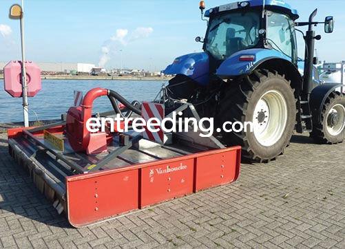 Tractor met onkruidborstel