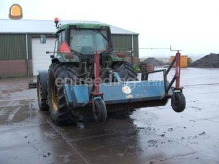 Tractor + veegmach. Omgeving Amsterdam