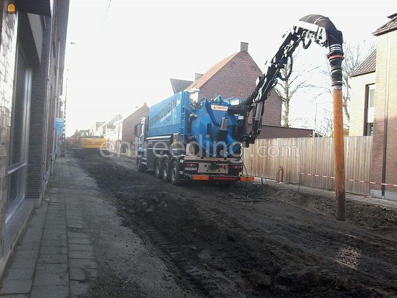 Grondzuigwagen Mercedes 8x4  met vacuümgraaftechniek