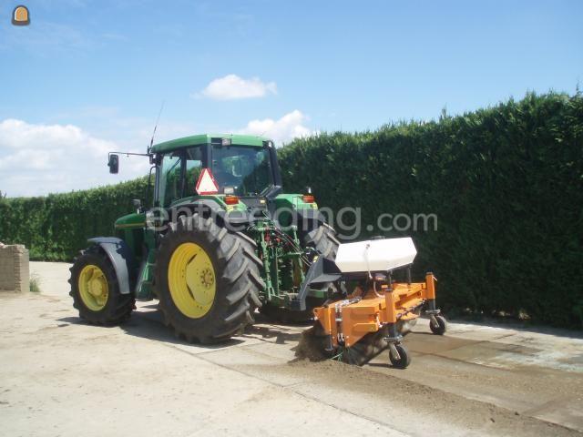 Tractor met veegmachine