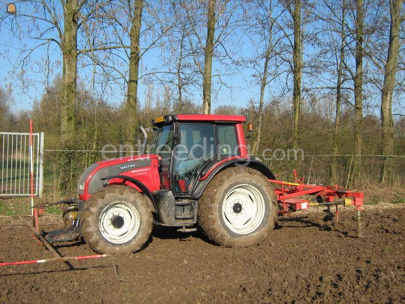 Valtra met struikgatenboor