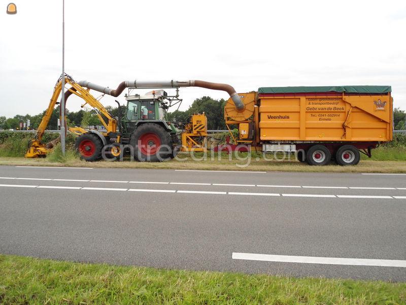 Trekker met maai/zuigcombinatie