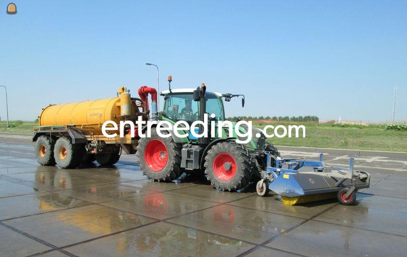 Fendt 514 + Veenhuis watertank en een AP rolbezem