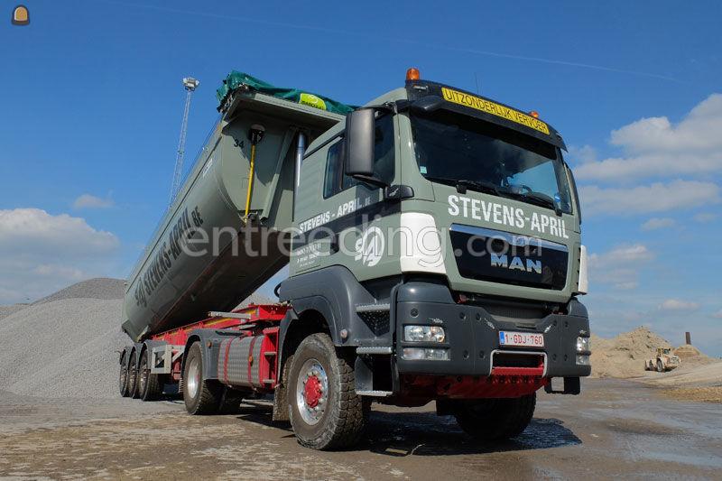 Trekker + oplegger voor grondstoffen met aluminium laadbak
