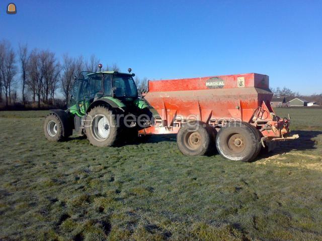 Tractor + bezandingskar Deutz 106 met kalkstrooier