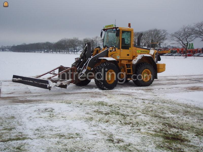 Shovel met sneeuwschuiver