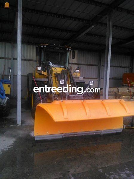 Div zoutstrooiers en sneeuwschuiven