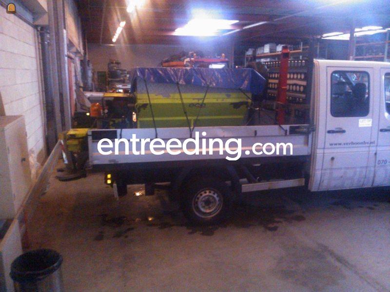 Div zoutstrooiers en sneeuwschuiven