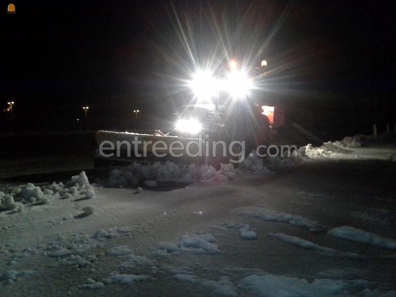 Smalspoortrekker + sneeuwschuif en zoutstrooier