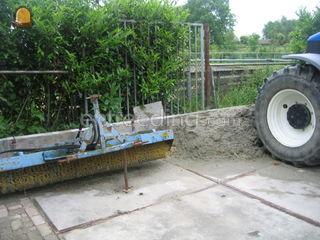 Tractor met borstel Omgeving Goeree-Overflakkee