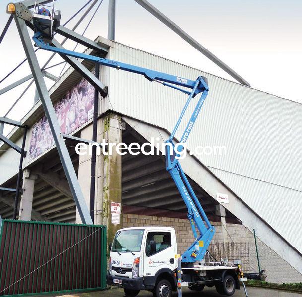 Diverse telescoop en knikamm op vrachtwagen