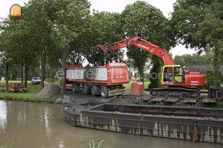 Hitachi met baggerknijper Omgeving Haarlem