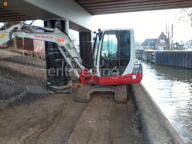 Takeuchi TB235