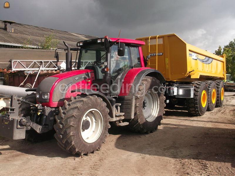 Valtra N142 en peecon cargo 2700