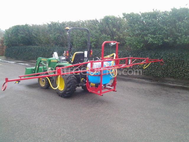 John Deere 3036E + veldspuit