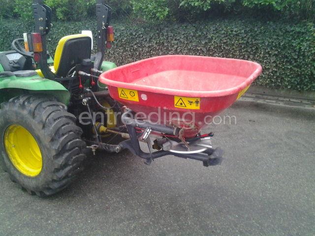 John Deere 3036E + kunstmeststrooier