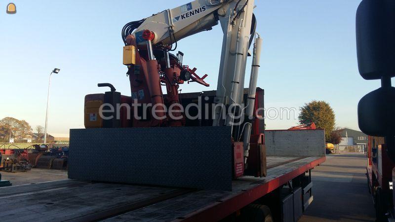 Volvo trekker met kraantrailer