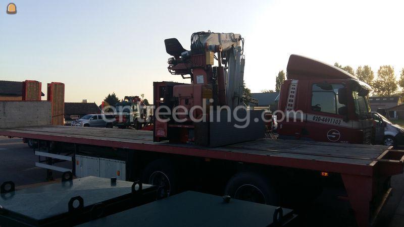 Volvo trekker met kraantrailer