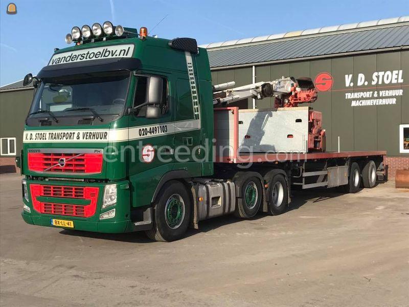 Volvo trekker met kraantrailer