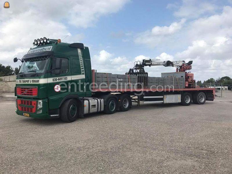 Volvo trekker met kraantrailer