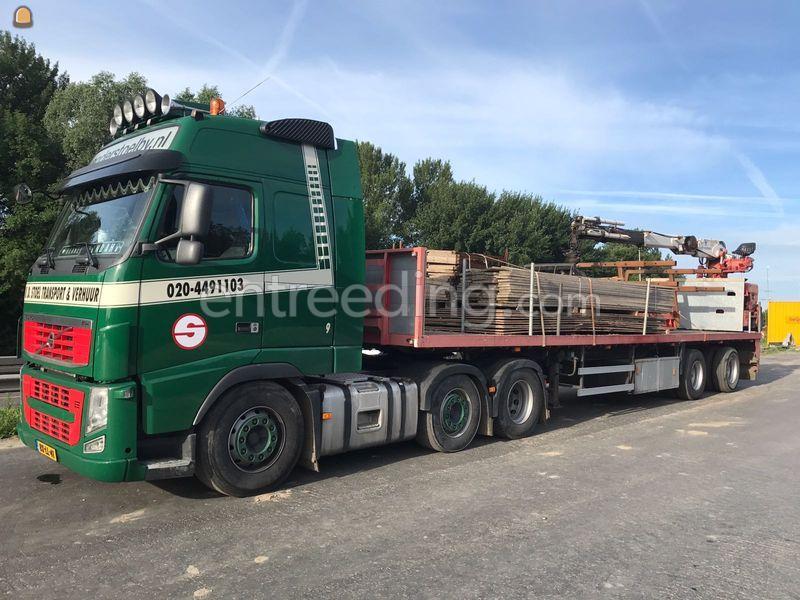 Volvo trekker met kraantrailer