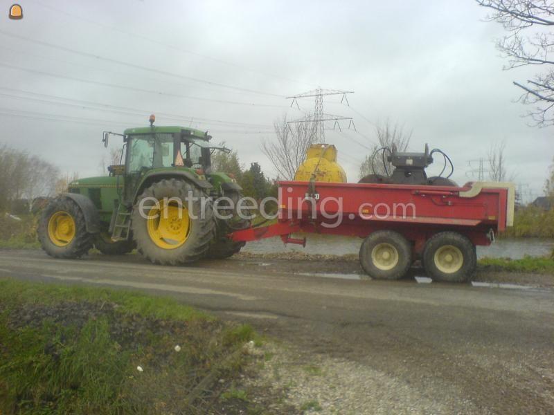 John Deere met Beco kipper
