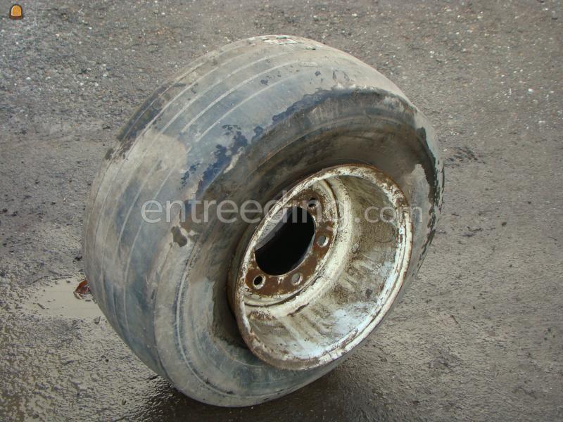 Banden (tractor / vrachtauto / kraan) Te koop 1x Vredestein 13-75-16