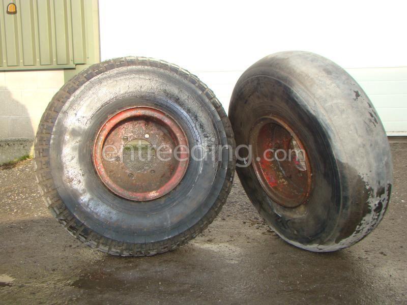 Banden (tractor / vrachtauto / kraan) Te koop 2x Dunlop 37-13-15