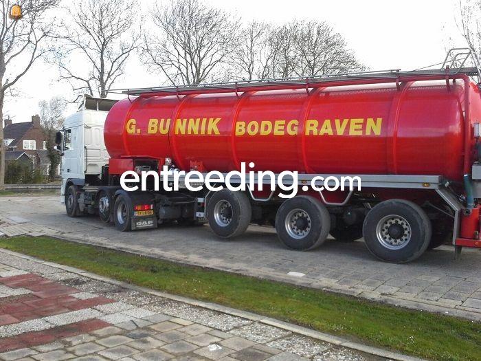 Vrachtwagen + mesttrailer